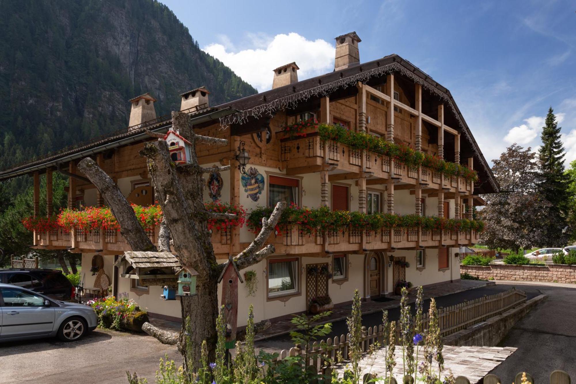 Appartamenti Ladina Campitello di Fassa Exterior foto